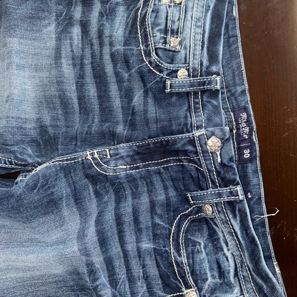 Stylish Blue Denim Jeans with Embroidered Pockets - Picture 2 of 4